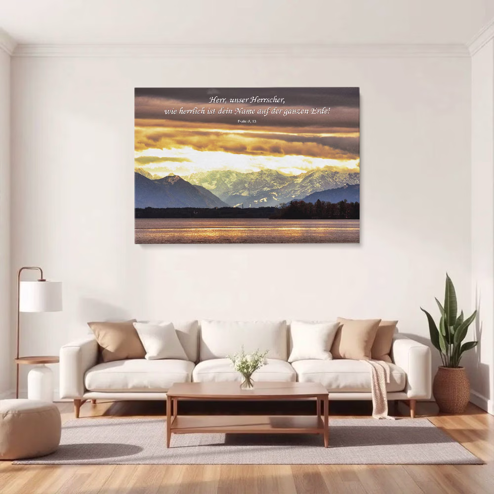 Christliches Leinwandbild im Wohnzimmer – Psalm 8,10 Leinwand mit Bibelvers aus Psalm 8,10 über einem Sofa im hellen Wohnzimmer als Wohnraum-Mockup
