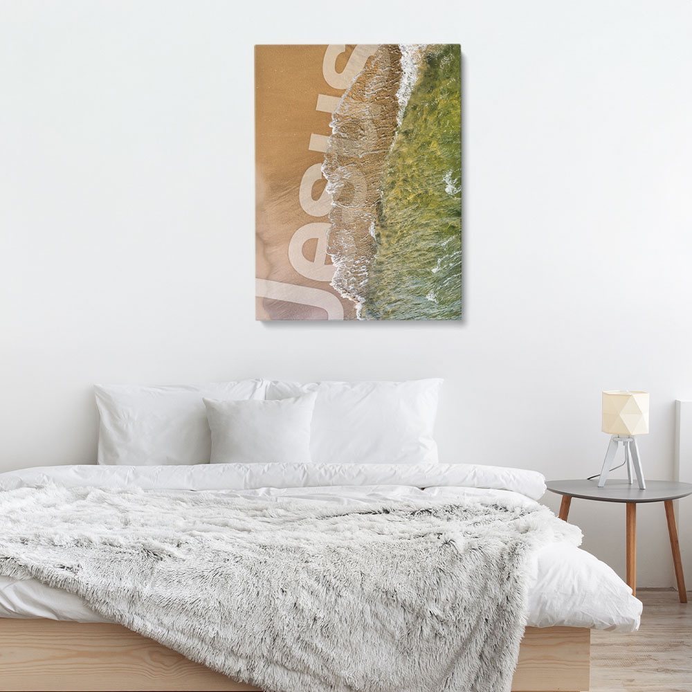 Christliches Leinwandbild im Schlafzimmer – Jesus und Wasser des Lebens Mockup eines christlichen Leinwandbildes im Schlafzimmer mit Wassermotiv und dem Schriftzug Jesus über einem hellen Bett