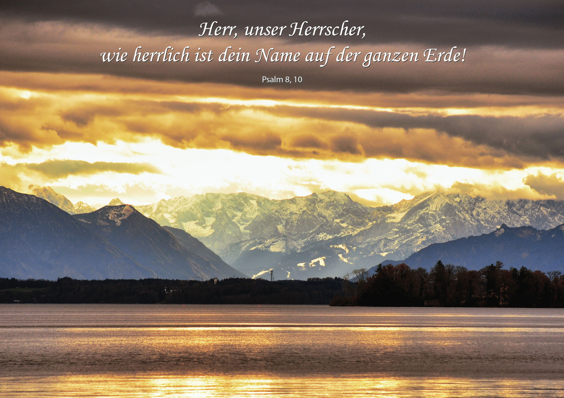 Christliches Wandbild mit Bibelvers aus Psalm 8,10 über einer See- und Berglandschaft im goldenen Abendlicht