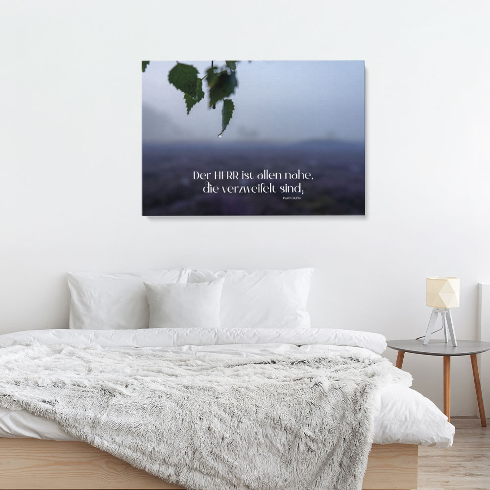 Leinwand Mockup im Schlafzimmer – Psalm 34,19a Leinwand mit Bibelvers Psalm 34,19a über einem Bett im hellen Schlafzimmer als Wohnraum-Mockup